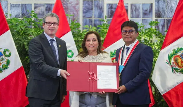  La presidenta Dina Boluarte promulgó la ley que declara de interés Nacional la Creación de la Universidad Nacional Fronteriza Autónoma de Yunguyo en mayo de este año. Foto: Andina   