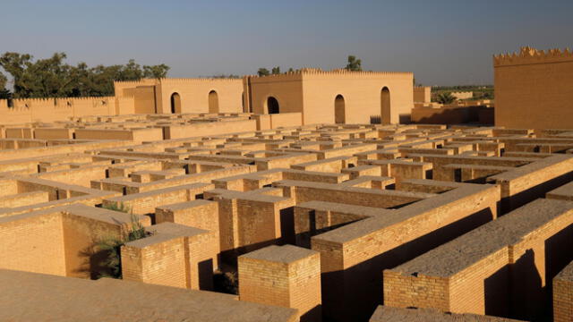 Edificación en la ciudad de Babilonia en Irak. Foto: Pressenza   