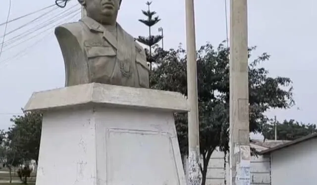  Estatua de Hugo Chávez mide aproximadamente un metro y medio, y está hecho de bronce. Foto: X.<br>   