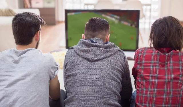  El fútbol es el deporte con mayor audiencia en la TV debido a la rapidez de transmisión frente al streaming. Foto: Freepik   