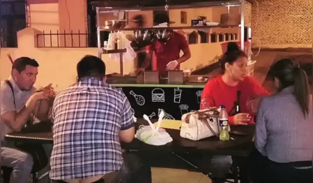  El ciudadano extranjero empezó su negocio de hamburguesas vendiendo en una carretilla. Foto: YouTube (Oswarditox y Papá Pituco).   