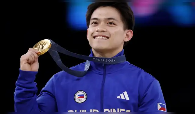  El gimnasta filipino Carlos Yulo, de solo 24 años, recibirá con un apartamento completamente amueblado de 550,000 dólares, ramen, restaurantes y colonoscopia de por vida, de parte de su país, por ganar dos medallas de oro en París 2024. Foto: Reuters.<br><br>    