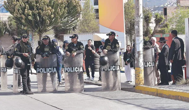  Cerco. Efectivos de la PNP impidieron el acceso a la prensa para que no informe sobre las incidencias de la recreación de los hechos. Foto: difusión   