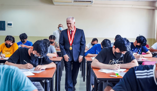  Miles de estudiantes se presentan en el examen de admisión de la UNI. Foto: Andina    