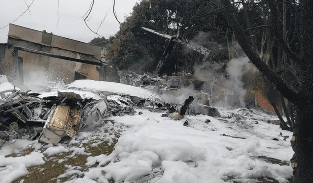 Bomberos lograron controlar el incendio provocado por el avión accidentado en Brasil. Foto: Globo   