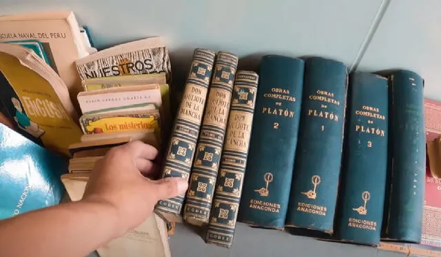  El influencer encontró valiosos tomos de libros antiguos como las obras de Platón y la popular novela de Miguel de Cervantes Saavedra. Foto: Captura YouTube.   