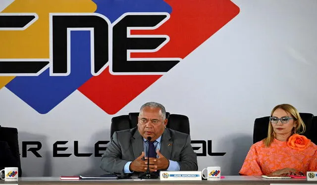 Elvis Amoroso, jefe del CNE venezolano, con la presidenta del Tribunal Supremo, Caryslia Rodríguez, quien validaría la reelección de Maduro. Foto: AFP   