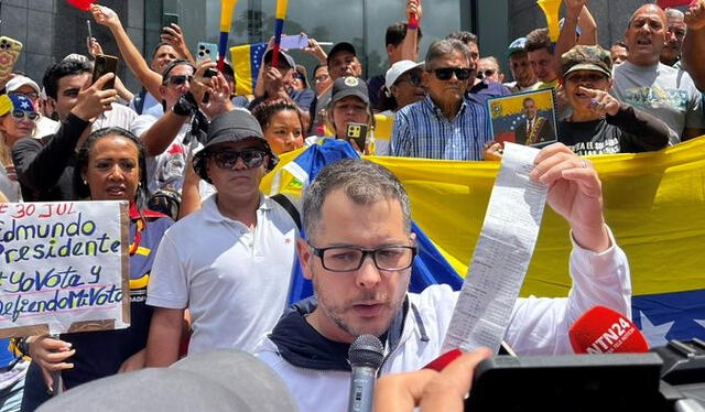 Un voluntario de la oposición muestra el acta electoral a la salida de un centro de votación. El frente opositor publicó el 83% de las actas en la página que crearon. Foto: Red X   