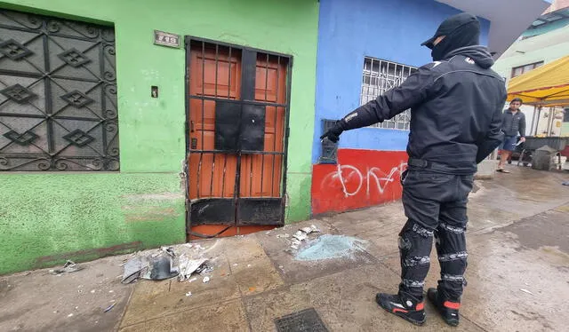 El carro del occiso chocó contra la puerta de una vivienda en Comas. Foto: Fiorella Alvarado/ URPI-LR   