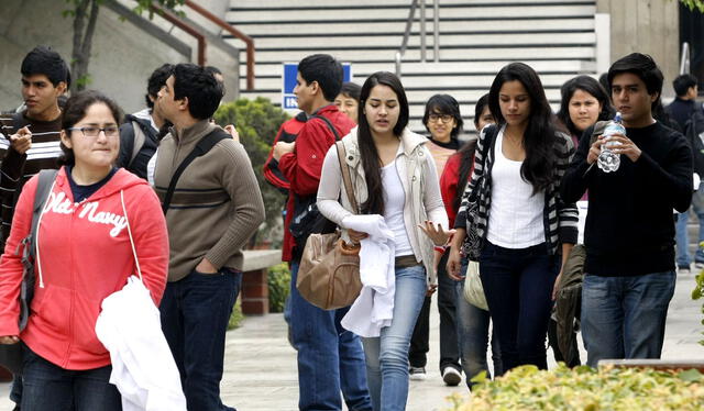 Universitarios en Perú.