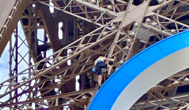  El sujeto escaló hasta una altura de 300 metros, la policía francesa lo arrestó y evacuó a las personas que se encontraban dentro de la Torre Eiffel. Foto: SettingPress Twitter   