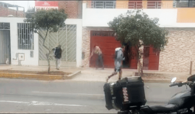 Una curiosa escena protagonizada por dos vecinos en Perú se hizo viral. Foto: composición LR/TikTok   