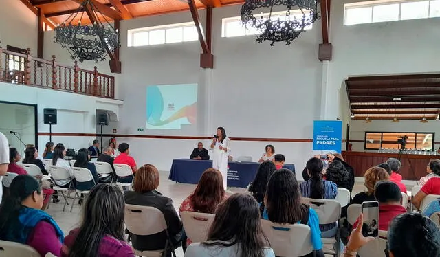 El programa Escuela para Padres busca capacitar a los padres en temas como bullying y educación emocional. Foto: La Prensa   