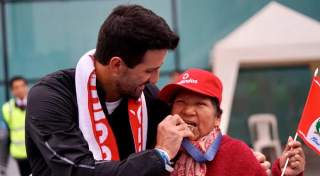 Otro emotivo momento fue cuando le entregó medalla de bronce a su nana. Foto: difusión    