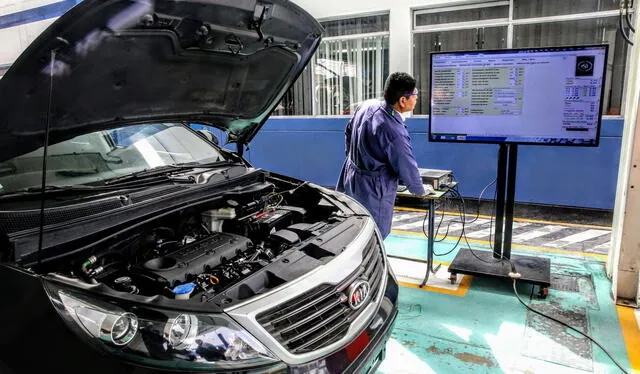  La carrera de Mecánica Automotriz contará con una creciente demanda de profesionales técnicos, según ChatGPT. Foto: Andina.   