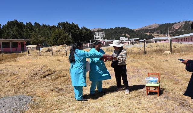 Enfermeras Luzdelia López y Danitza Ramos informando a padres en Moho, Puno, cómo combatir la anemia. Foto: Liubomir Fernández   