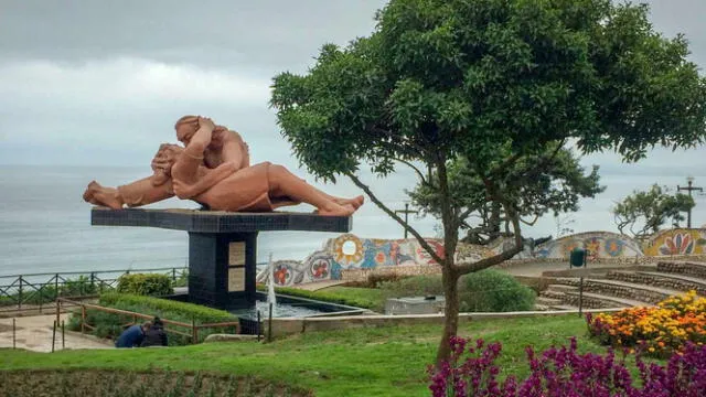  El monumento El Beso, que da el ambiente romántico al Parque del Amor, fue diseñada por el escultor Víctor Delfín. Foto: Experiencias Perú.<br><br>    