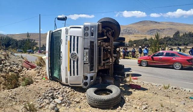  Camión quedó volteado fuera de la pista. Foto: Radio master    