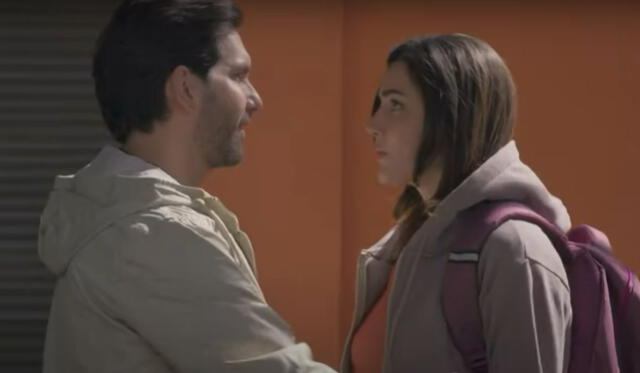 Alejandro habla con Lorena en 'Fugitivas'. Foto: Televisa   