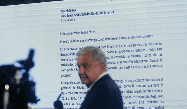  AMLO mostró de forma deliberada la carta dirigida a Joe Biden, presidente de Estados Unidos. Foto: EFE   