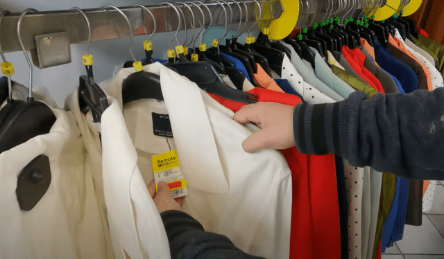  Desde ropa y calzado de diversas marcas, los clientes pueden encontrar precios al alcance del bolsillo. Foto: captura de YouTube (Santo Brasa).   