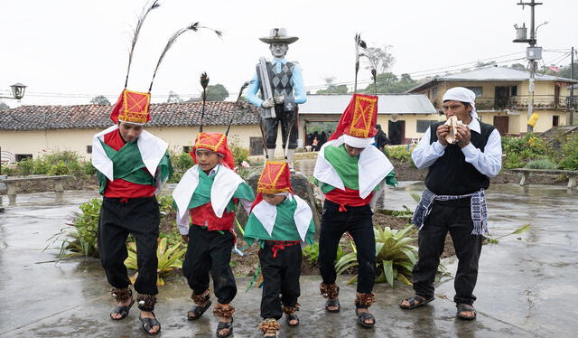 Danzantes de San Pedro de Cuémal, en cuyos linderos se ubica Quiocta. Fotografía: Flor Ruiz   