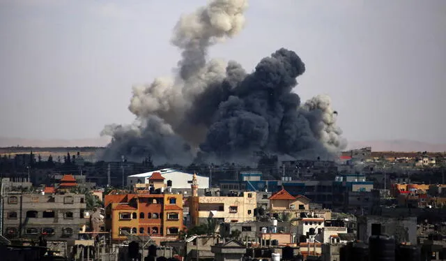 Columnas de humo tras un bombardeo israelí en Rafah, en el sur de la Franja de Gaza. Foto: AFP   