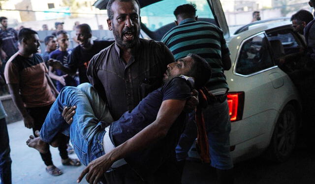 Un palestino herido es trasladado al hospital Nasser tras un bombardeo israelí sobre Jan Yunis, en el sur de la Franja de Gaza. Foto: AFP   