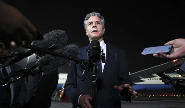 El Secretario de Estado estadounidense Antony Blinken habla con los periodistas en la pista de Doha. Foto: AFP   