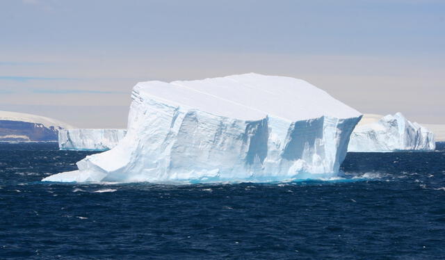 A diferencia de otros icebergs que son desprendidos, el bloque de hielo A23a no se ha derretido del todo, pese al tiempo que lleva en el océano. Foto: John Dalkin/Flickr    