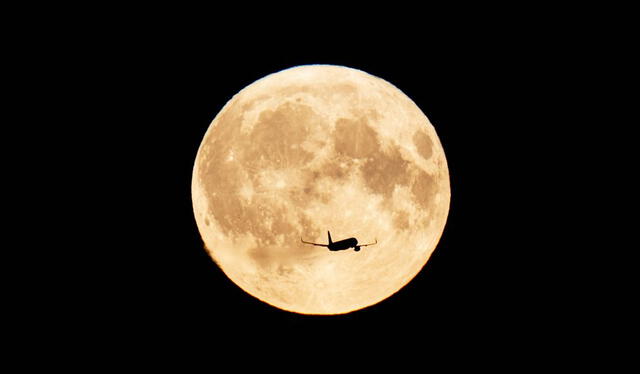 La luna llena fue fotografiada con un avión que volaba desde Copenhague, Dinamarca. Foto: Thomas Traasdahl/Ritzau Scanpix/AFP    