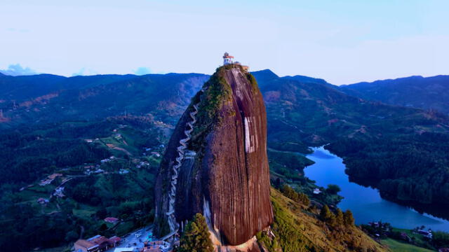 Subir la Roca de Guatapé fue una hazaña en 1954, cuando Luis Villegas y sus amigos tallaron los primeros escalones a mano. Foto: WisKay   