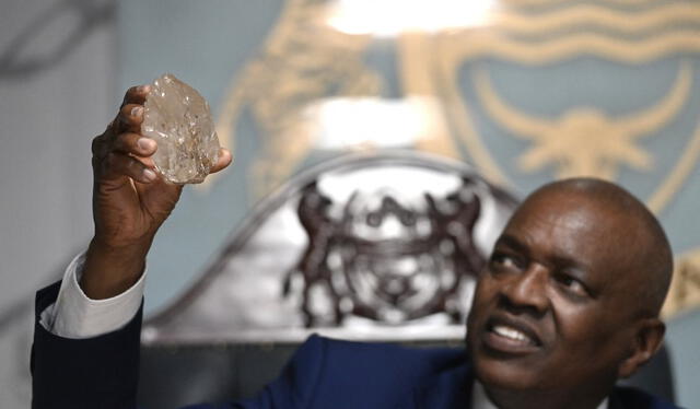 El presidente Mokgweetsi Masisi sostiene un gran diamante descubierto en Botsuana en su oficina de Gaborone. Foto: AFP   