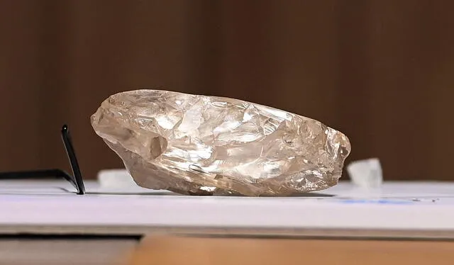 Un gran diamante descubierto en Botsuana es colocado sobre una mesa en el interior del despacho del presidente de Botsuana, Mokgweetsi Masisi. Foto: AFP   