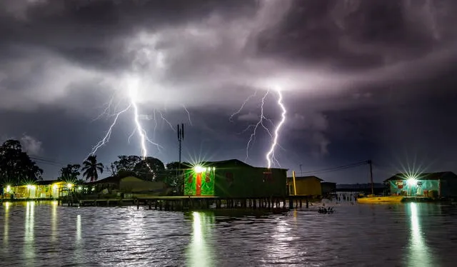  En el pueblo de Congo, Venezuela, cerca del río Catatumbo, un espectáculo de relámpagos sucede casi todos los días. Foto: Jonas Piontek    