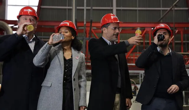 Ejecutivos de Coca Cola en planta de reciclaje. Foto: EFE   