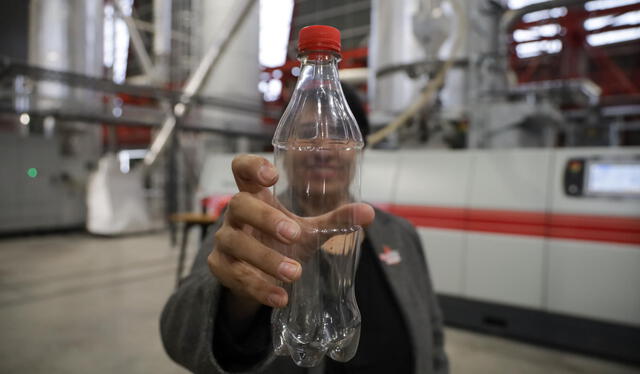  Fotografía durante la inauguración de la primera planta de reciclaje de botellas del sistema Coca Cola Re-ciclar. Foto: EFE   