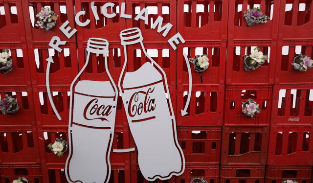  Fotografía de canastas y un logo de Coca-Cola con la palabra recíclame durante la inauguración de la primera planta de reciclaje de botellas del sistema Coca Cola Re-ciclar en la comuna de Lampa, Santiago (Chile). EFE   