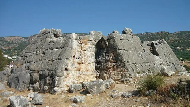 Las ruinas de la pirámide de Hellinikon. Foto: CC    