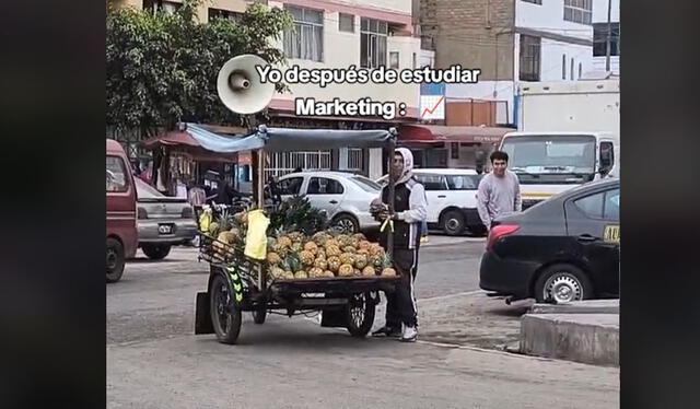 Peatones sorprendidos con el talento de vendedor. Foto: TikTok    