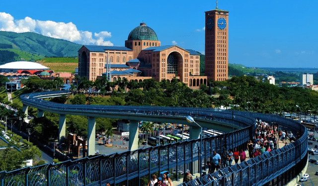 Con una capacidad para albergar a más de 75.000 personas, la Basílica de Aparecida es el templo más grande de América. Foto: Wikimedia   