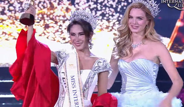  Catalina Marsano recibió la corona del Miss International Queen 2024 de Solange Dekker su predecesora. Foto: captura de YouTube   