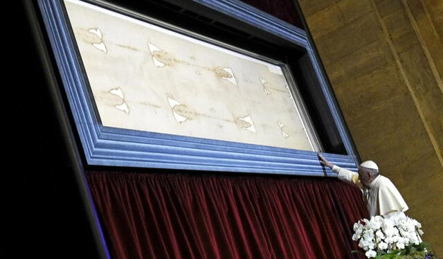 Papa Francisco dando un rezo frente a la pieza sagrada. Foto: Diario el frente   