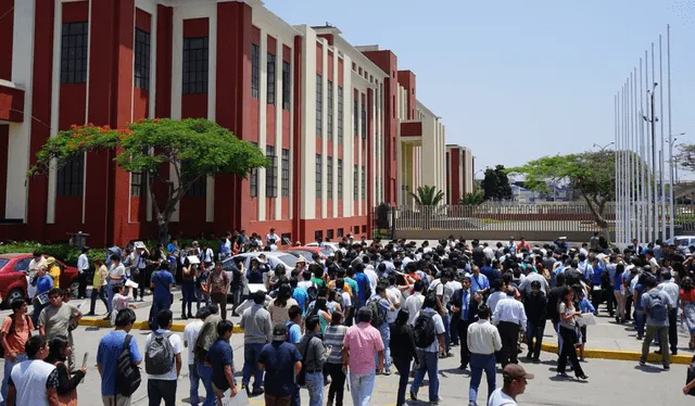  Miles de estudiantes rinden el examen de admisión de la Universidad Nacional de Ingeniería. Foto: UNI  