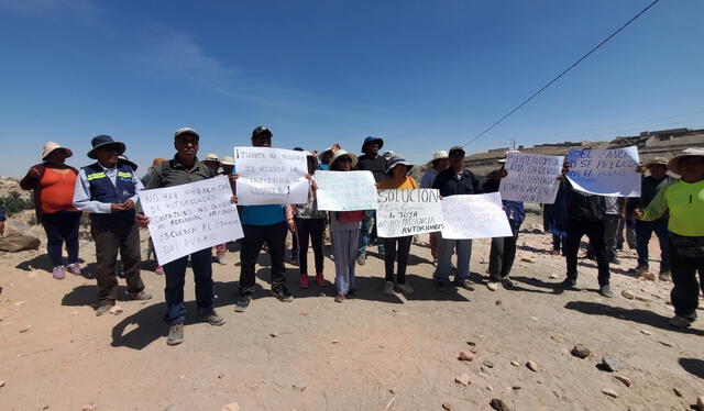  Los vecinos del distrito arequipeño de Cerro Colorado llevaron a cabo una protesta pacífica para reclamar la presencia de las autoridades correspondientes en la autopista Arequipa-La Joya. Foto: Leonela Aquino / URPI-LR    