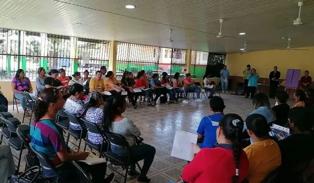 Según se puede ver en imágenes, las sesiones de la Escuela para Padres se realizan de forma presencial. Foto: Meduca   