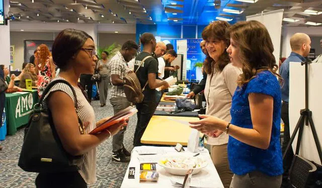 Los que asistan a la feria de trabajo en Florida tienen la posibilidad de obtener información de diferentes empresas. Foto: El Comercio de Colorado    