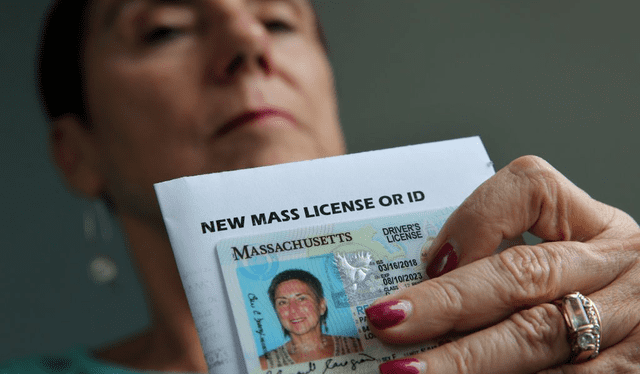  La Real ID obliga a todos los residentes a actualizar su tarjeta de identificación, que sirve también como licencia de conducir. Foto: The American Conservative   