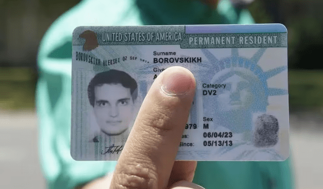  Si eres inmigrante y cuentas con la Green Card, podrás viajar dentro de Estados Unidos a partir del 2025. Foto: Miami Diario   