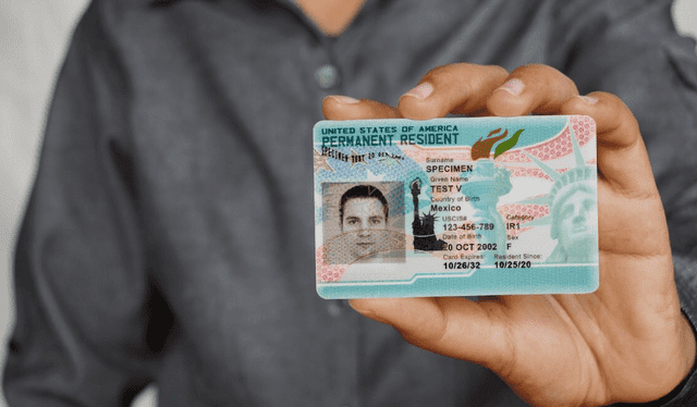  Mediante el patrocinio laboral, una persona puede obtener la Green Card. Foto: Libero   